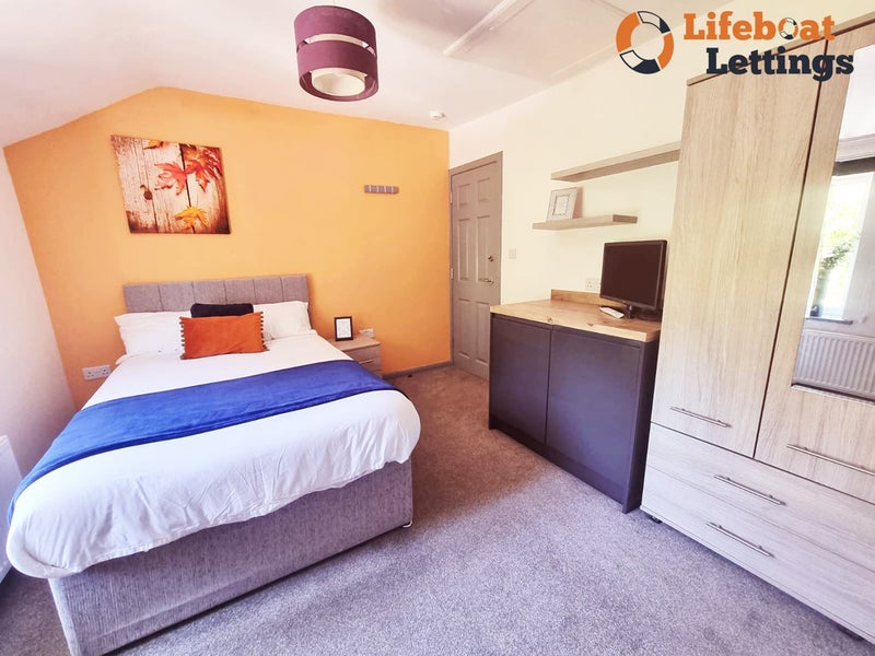 Photo 1: Bedroom 4a