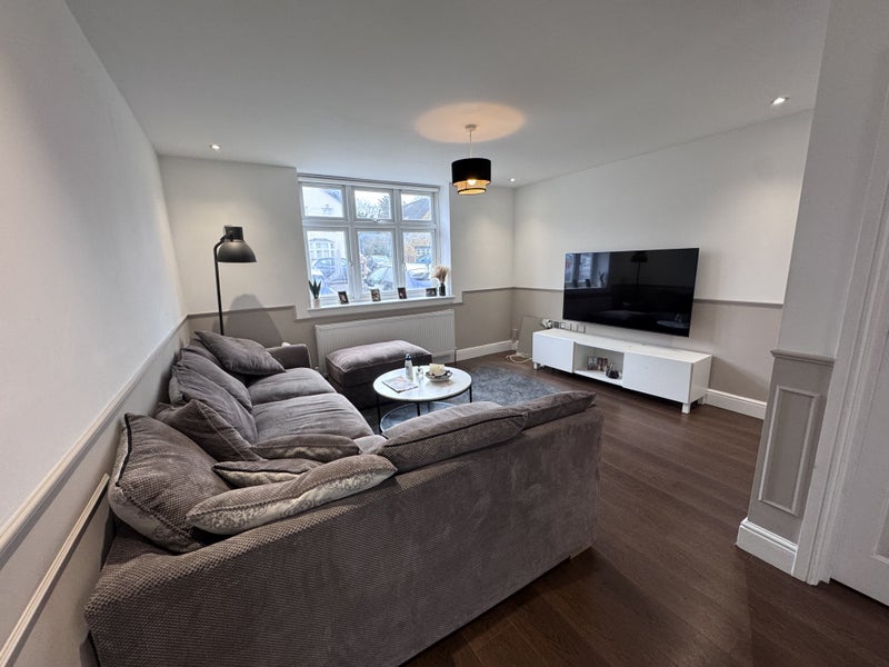 Photo 1: Living room 