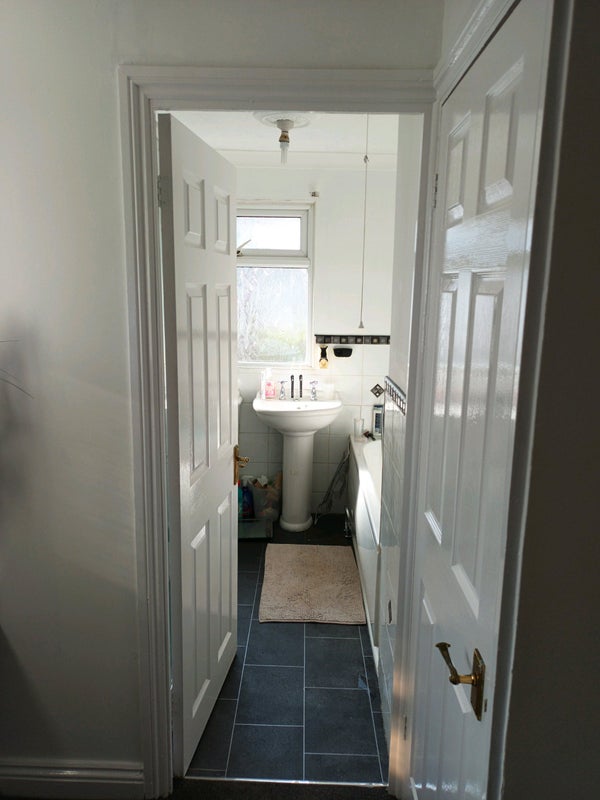 Photo 3: Bathroom