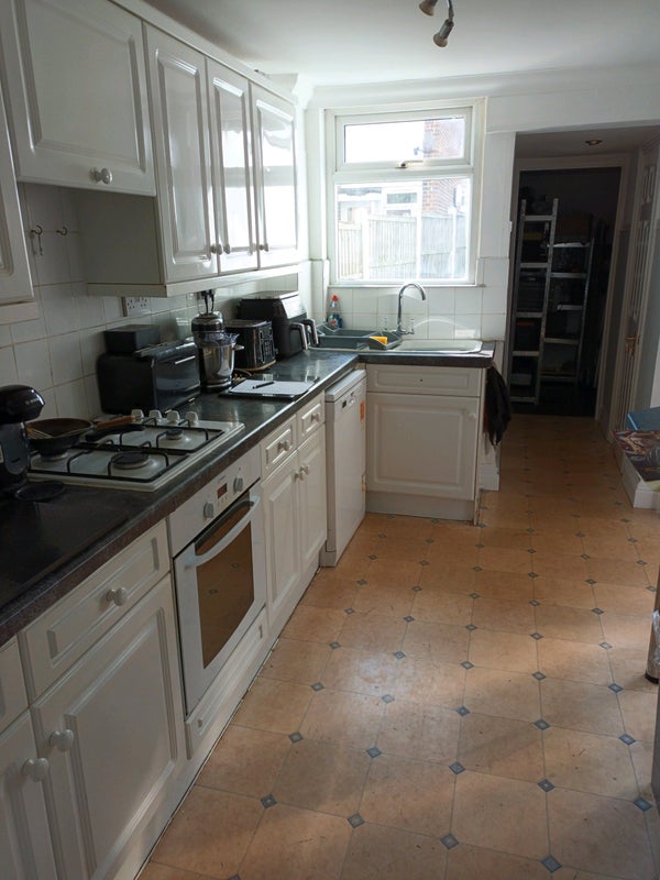 Photo 6: Kitchen