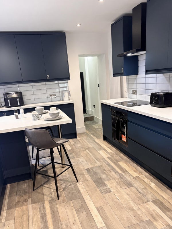 Photo 9: Kitchen