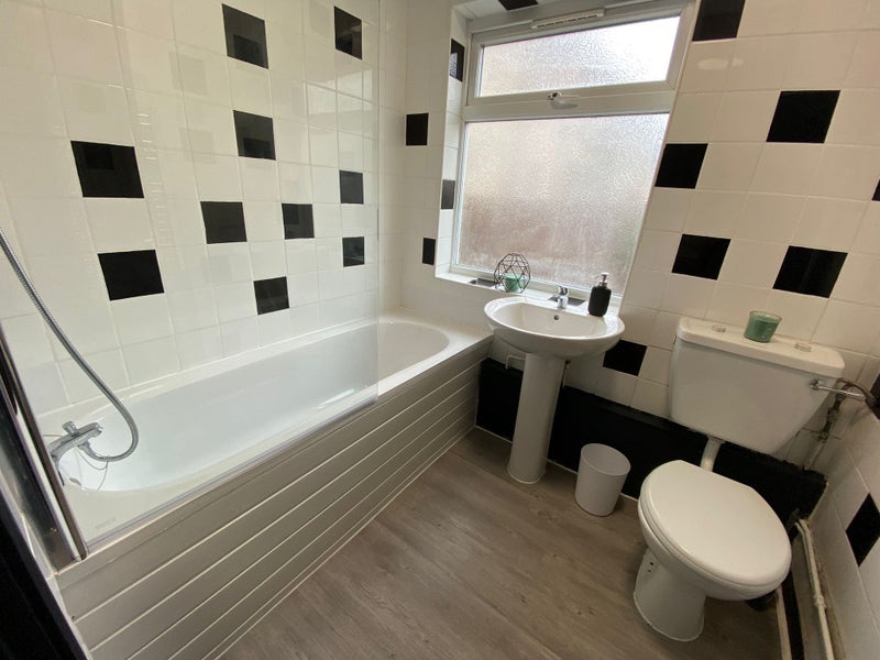 Photo 10: Shared Bathroom