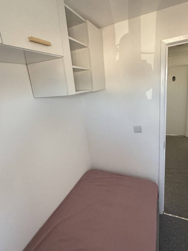 Photo 1: Single room