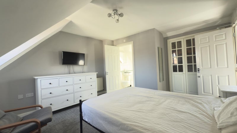 Photo 1: Room (Yours)