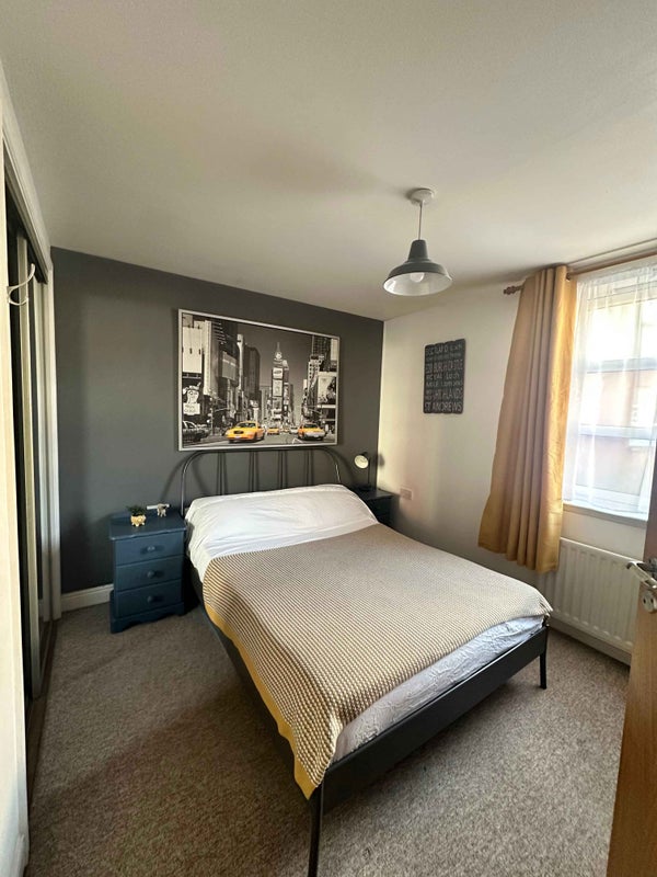 Photo 1: Bedroom