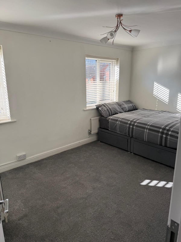 Photo 1: 1st Floor Room 6 Bedroom (Ensuite)