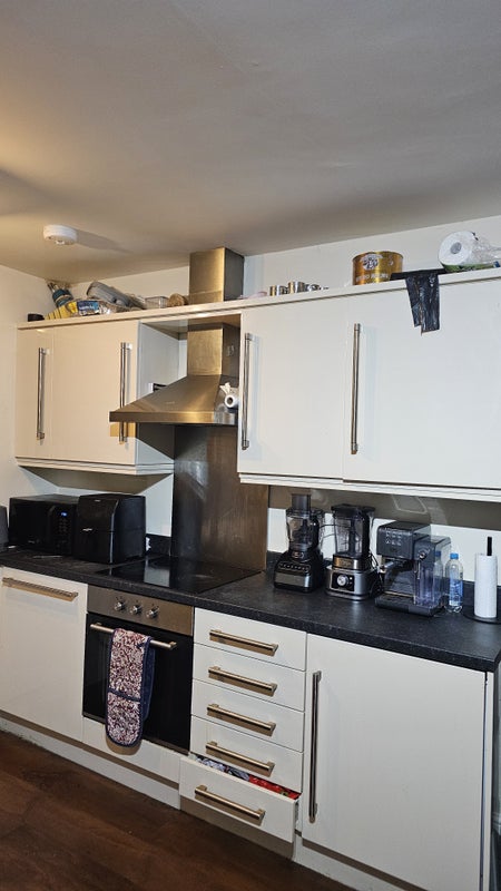 Photo 7: Kitchen area