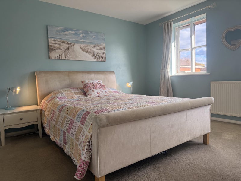 Photo 1: King size bedroom with bathroom 