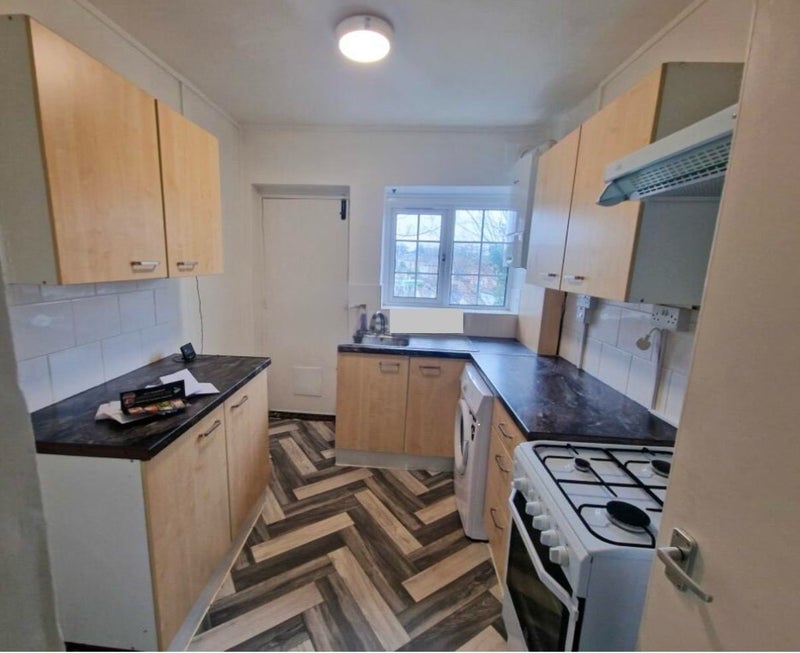Photo 1: Kitchen 