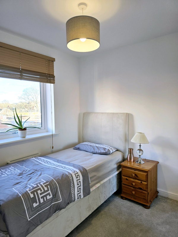 Photo 1: Single Bedroom