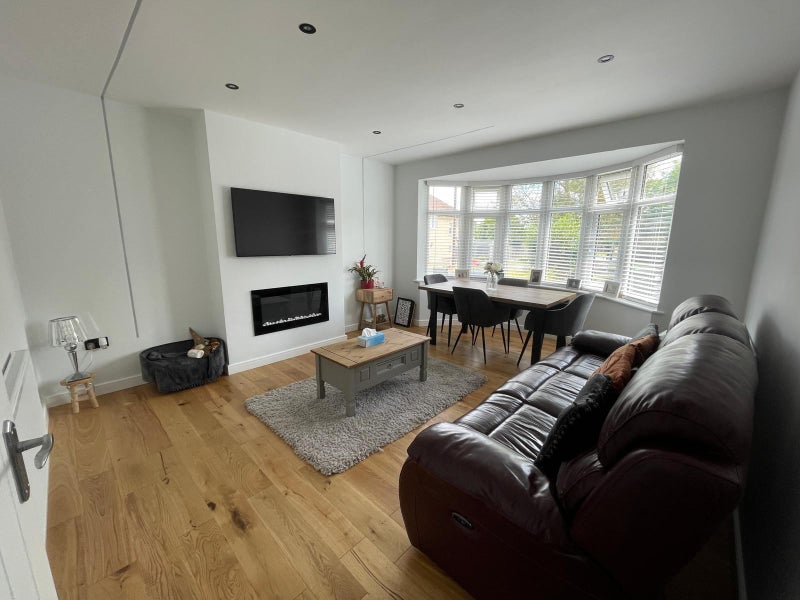 Photo 1: Living room 