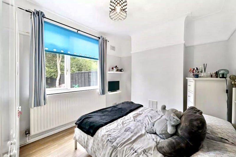 Photo 1: Large Double Room 