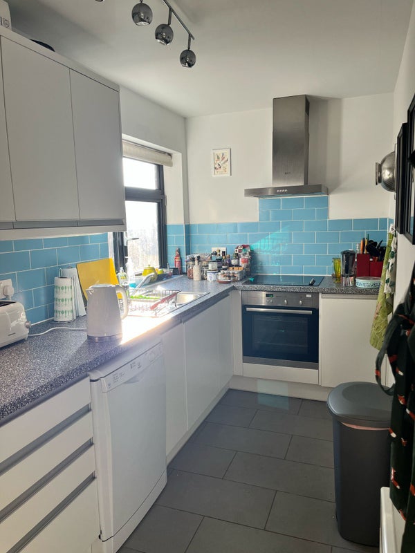 Photo 6: Kitchen