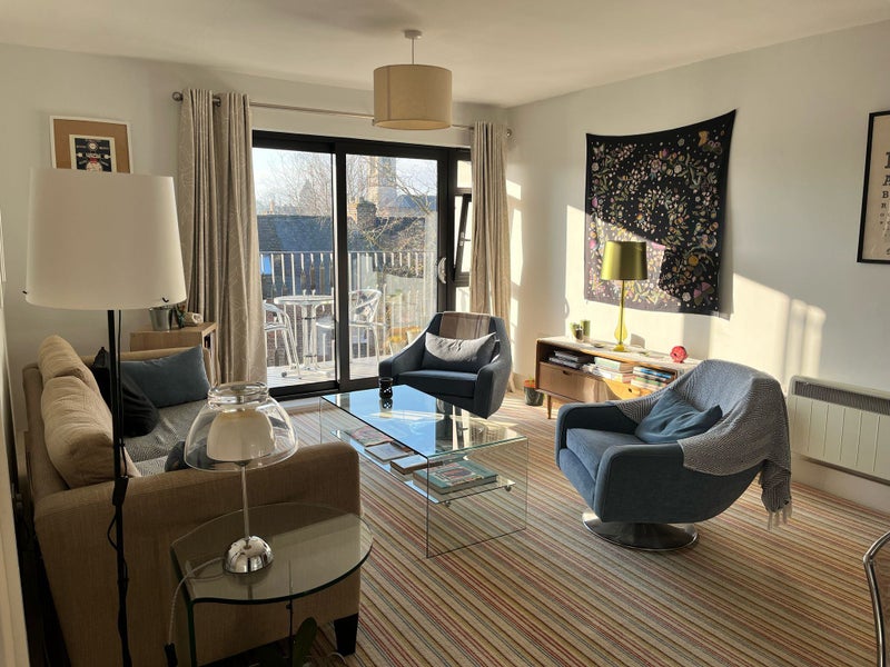 Photo 4: Well lit and spacious living room