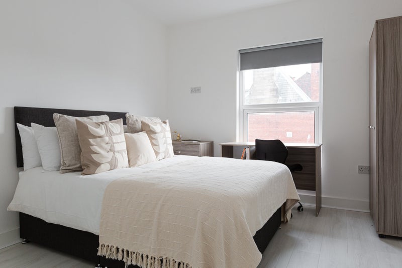 Photo 9: Bedroom