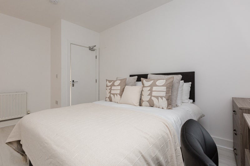 Photo 8: Bedroom