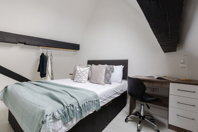 Photo 11: Bedroom