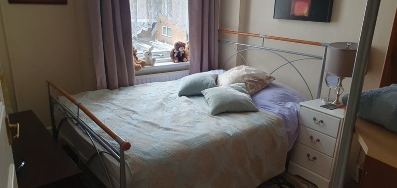 Photo 1: Double bedroom 