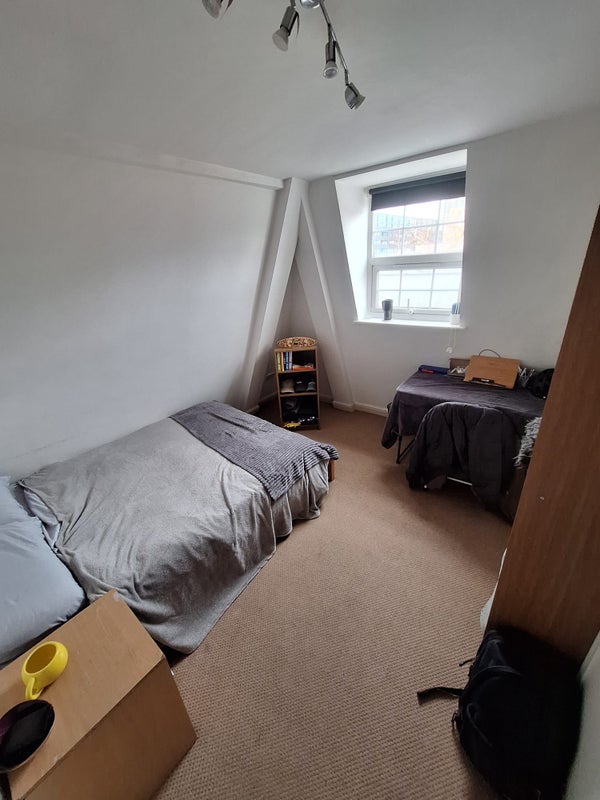 Photo 4: ROOM 2