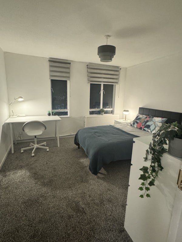 Photo 1: Large double room with workspace - Available 