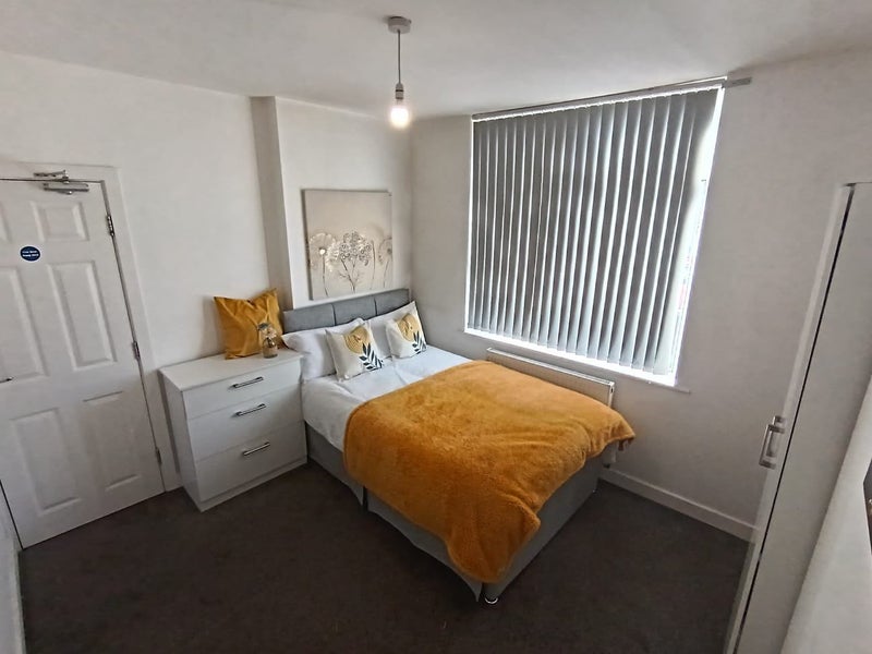Photo 1: Room 1