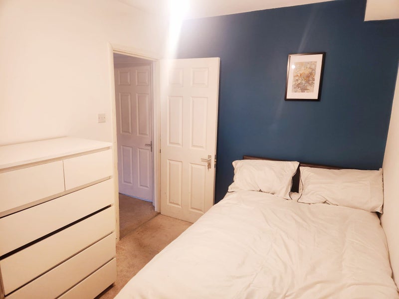Photo 1: Room 4