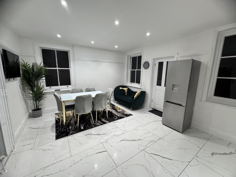 Photo 1: Linving room