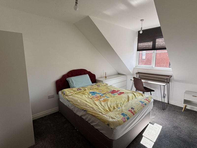 Photo 1: Room 1