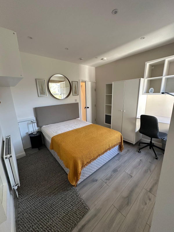 Photo 1: Bed