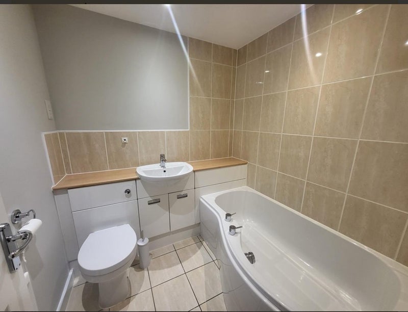 Photo 1: Bathroom/Toilet