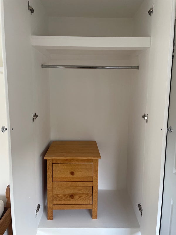 Photo 2: Build in wardrobe 