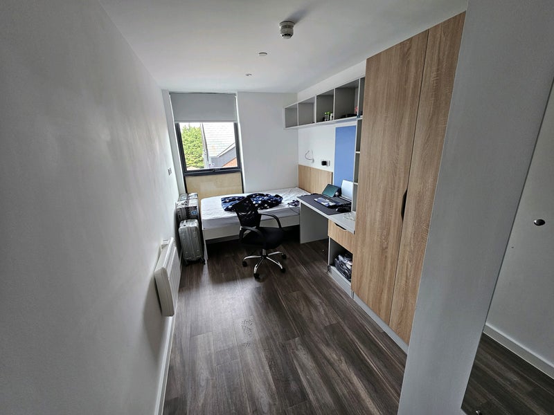 Photo 3: 