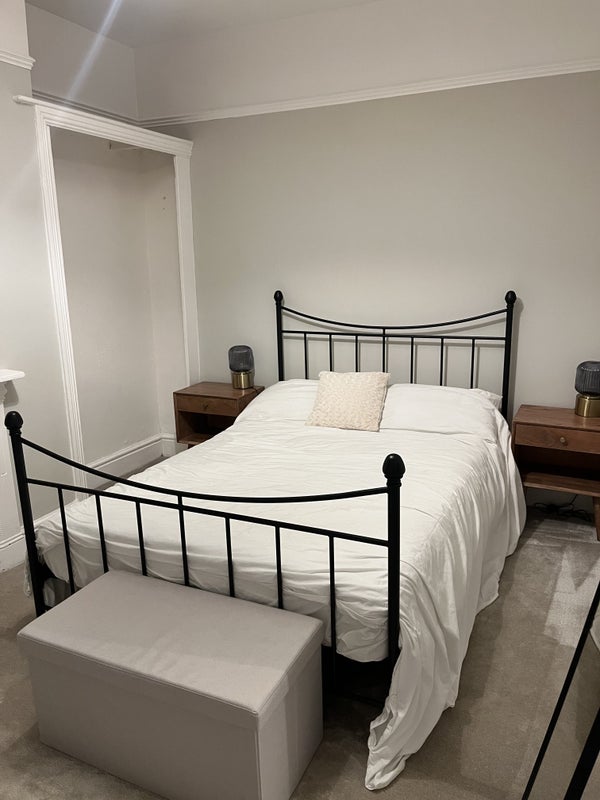 Photo 1: Small bedroom 