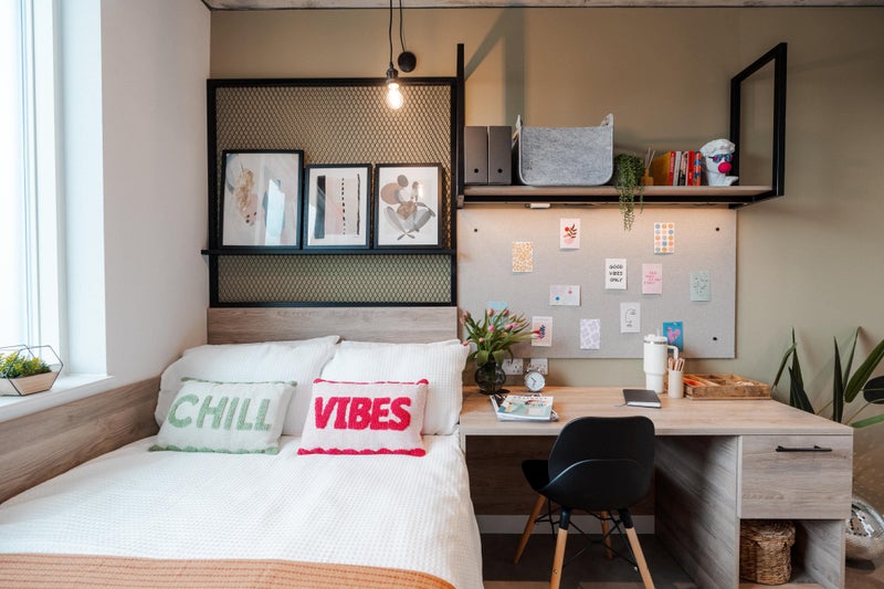 Photo 1: Classic en-suite