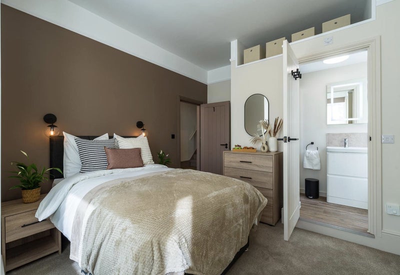 Photo 3: Room 1
