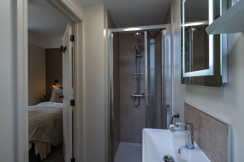Photo 8: Room 1 En-suite