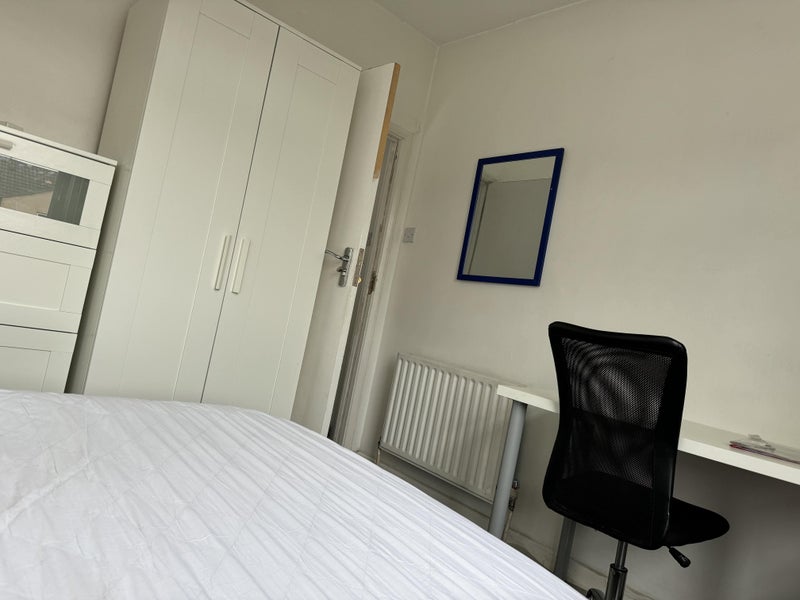 Photo 1: Room 4