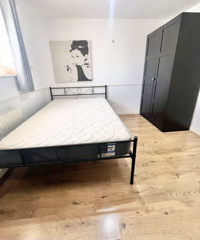 Photo 1: Room 2