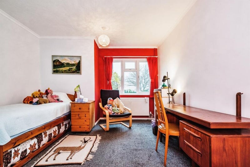 Photo 1: Furnished bedroom