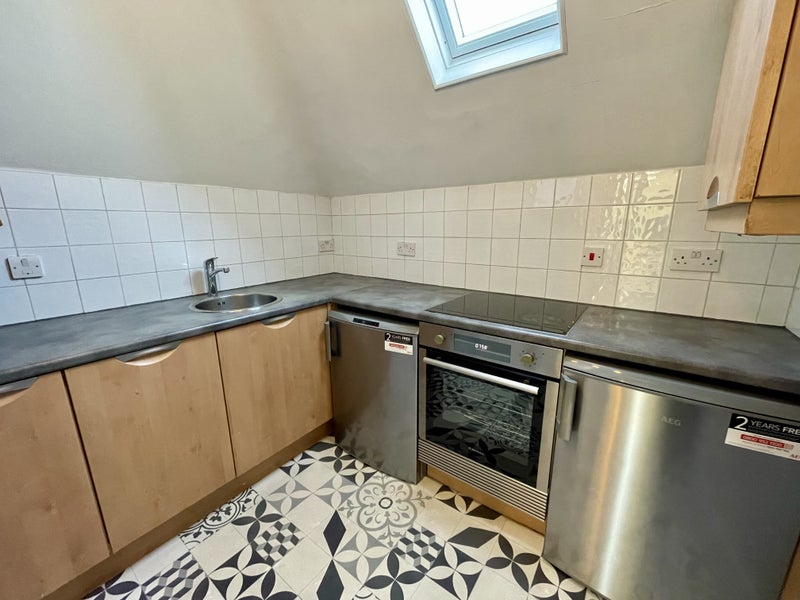 Photo 4: Kitchen