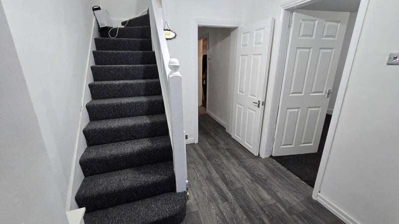 Photo 1: Entrance Hallway