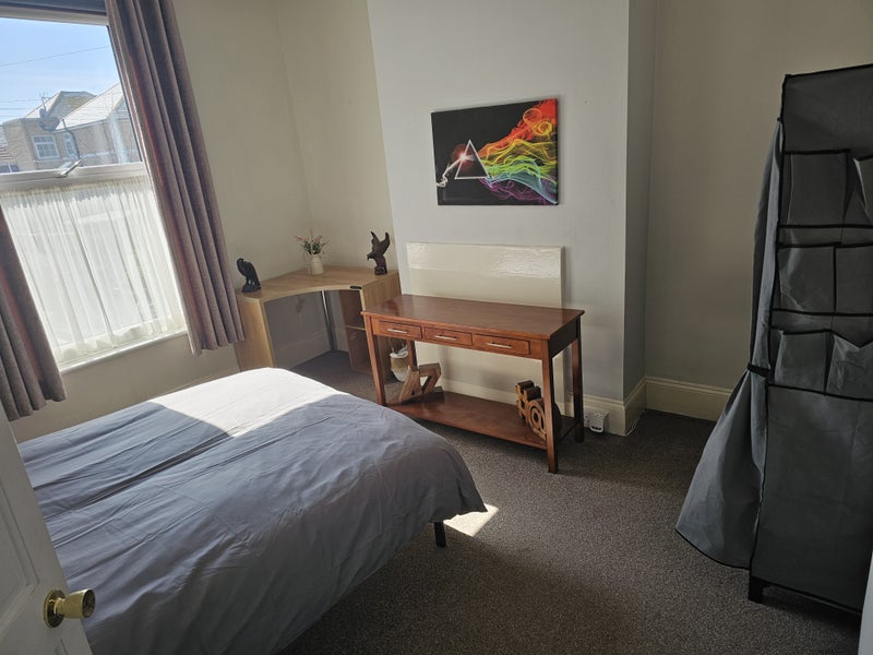 Photo 1: Bright and sunny double bedroom