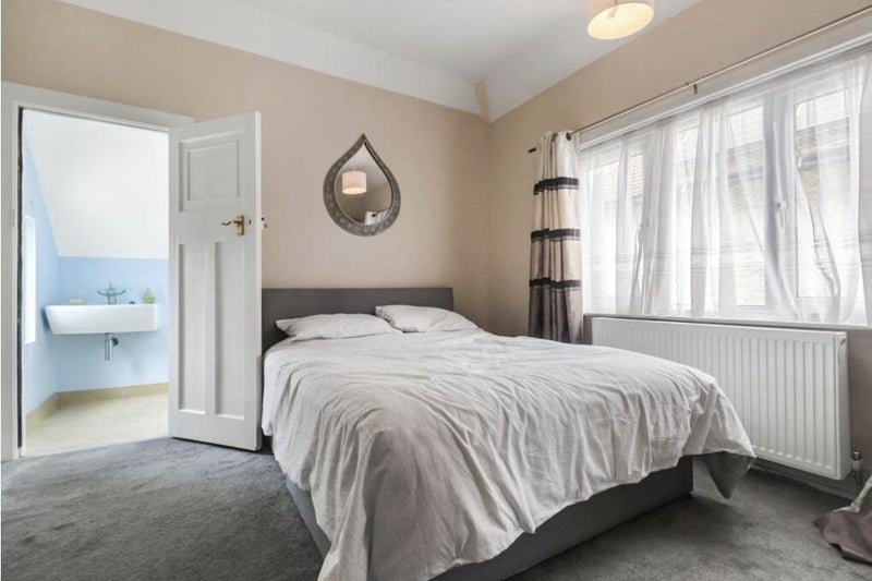 Photo 1: Ensuite