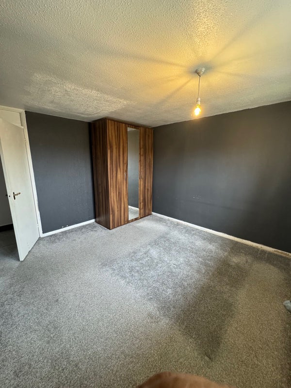 Photo 5: Room 2