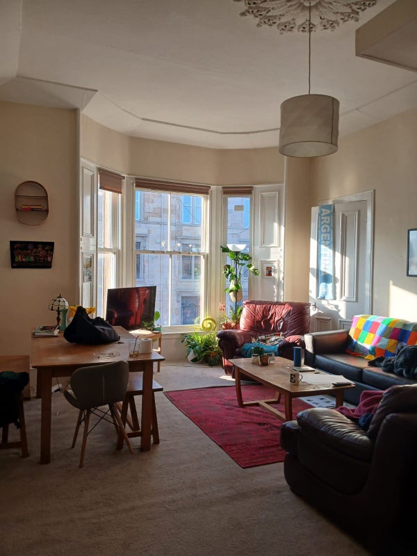 Photo 6: Living Room
