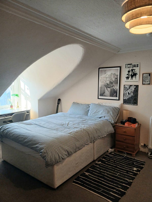 Photo 1: 