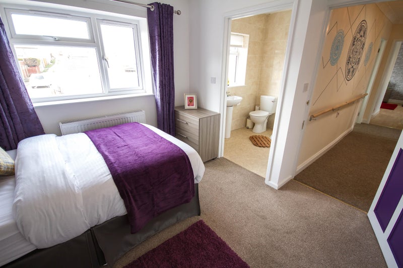Photo 1: Purple Room @ £745pcm