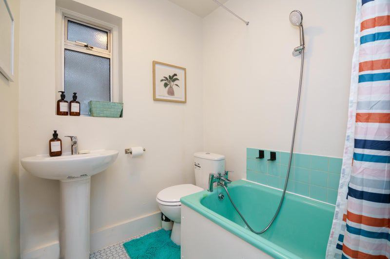 Photo 4: Bathroom