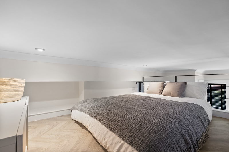 Photo 2: Room 1