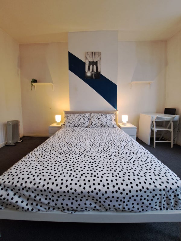 Photo 4: Room